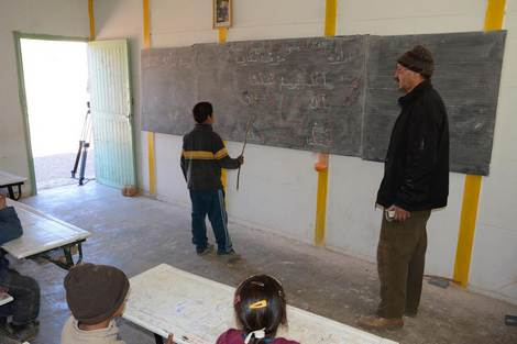 الحكومة تعلن صرف منحة 5000 درهم لأساتذة المناطق النائية