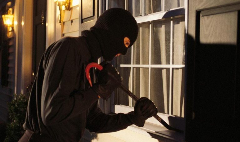 بكسر نافذة من السطح.. مجهولون يسرقون منزل مهاجر بجرسيف