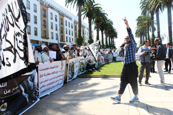 قدماء المعتقلين الإسلاميين يحتجون أمام البرلمان للمطالبة بجبر الضرر