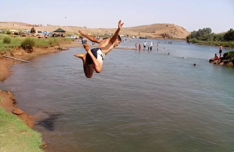 جماعات بإقليم تنغير تمنع السباحة في الأودية والبرك.. محام: “قرارات مخالفة للدستور”