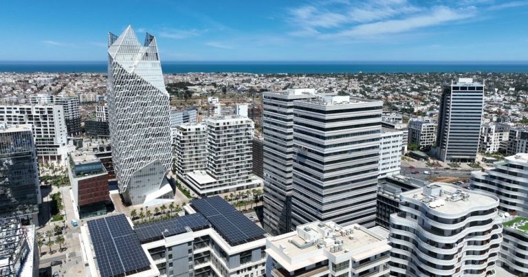 استعدادا لـ”الكان والمونديال”.. الدار البيضاء تُهجِّر فقرها إلى الهامش في سباق تجميلي