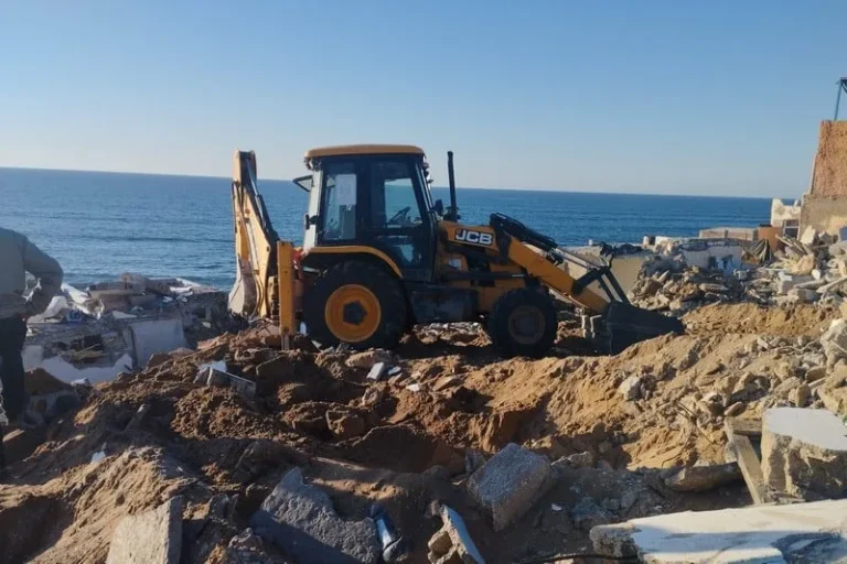 جرافات الهدم تعود إلى شواطئ أشتوكن