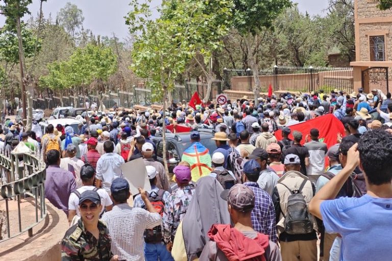 مسؤول في بني ملال يدين “مزايدات”