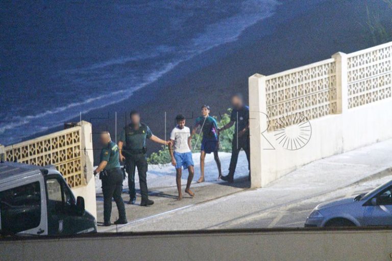سبتة المحتلة تواجه اكتظاظ القاصرين والمغرب يبعد المهاجرين البالغين